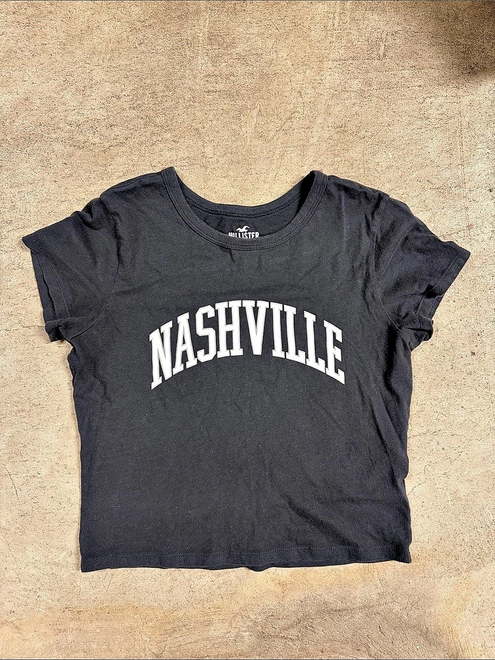Hollister Nashville Graphic Cropped Baby T in Dark Gray